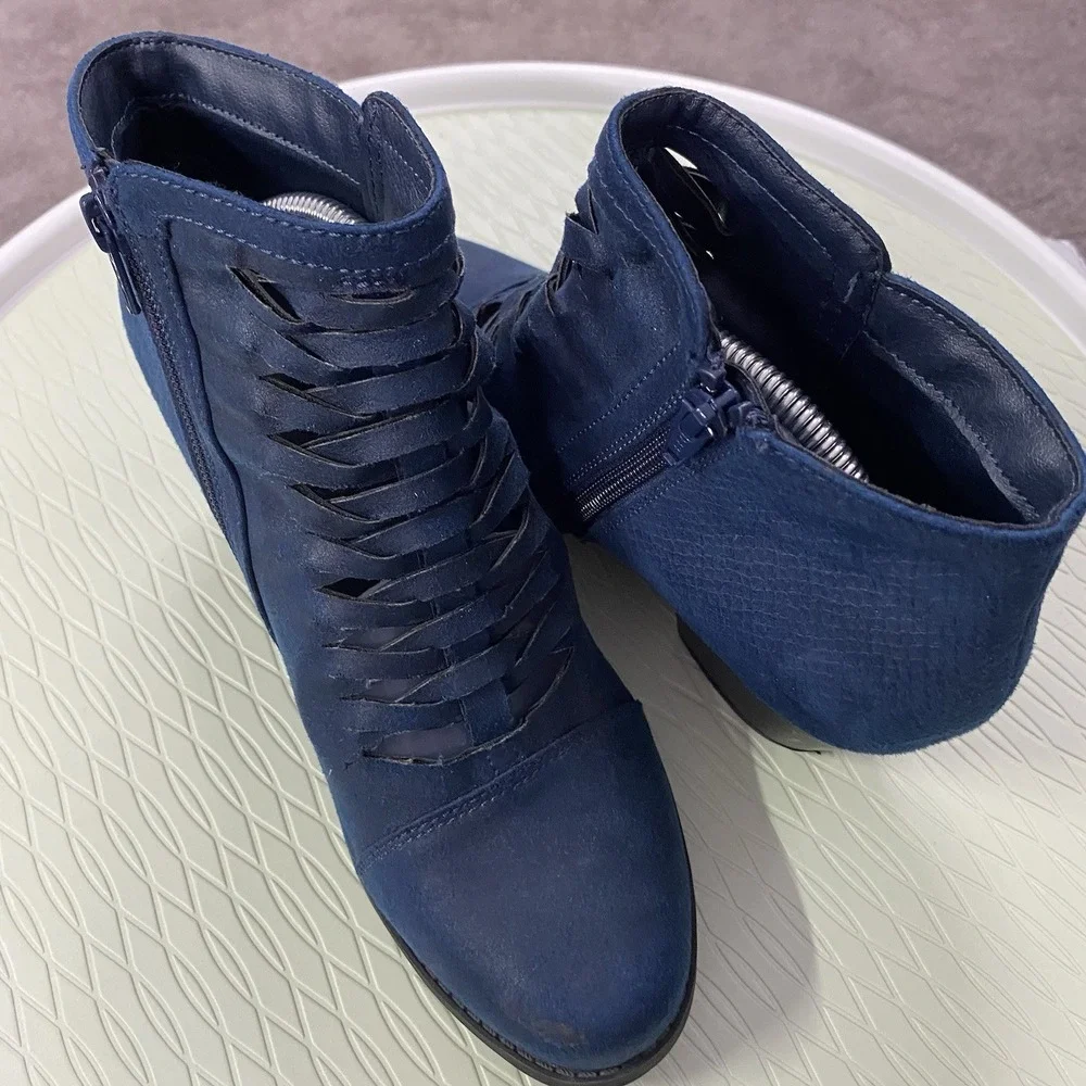 Yuu Booties, Ranser Zip On Women's 7M Navy Blue Leather Chunk‎ Heel  Design